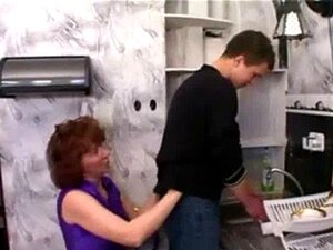 Reife Stiefmutter verführt ihren Stiefsohn