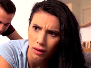 STUCK4K. Бринета коса тражила је телефон