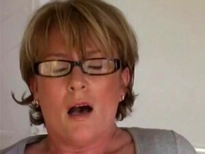 Sie macht es sich selbst. Sie macht es sich