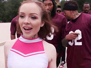 Hure & Süße Cheerleaderin Aliya Brynn nimmt es mit einer Bande