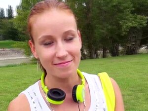 Rothaarige Euro-Babe verwöhnt Typen im Park