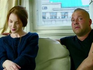 Unschuldige Süße öffnet ihre schlanke Muschi und verliert ihre