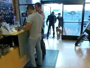 Schwuler Twink nackt in Bondage-Clips gefesselt