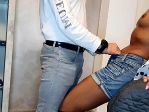 JUNGFRÄULICHE süße Maid wird von ihrem Boss heftig GROB GEFICKT,