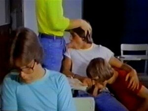 Klassenraum-Orgie von KEPT AFTER College (1982)