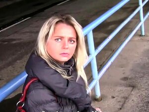 Bitch STOP - Blonde tschechische MILF wird am Busbahnhof abgeholt