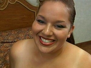 Fettes Mädchen gibt einen Kopf