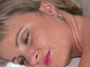 Masseur reibt die Muschi der blonden Babe und fickt sie. Masseur hat