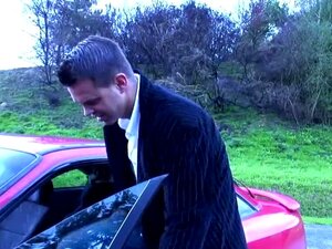 Kleine brüstige asiatische Tussi lutscht den Schwanz des Typen im