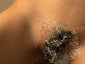 Mayu Kawai offre un cazzo giocattolo nella sua figa rasata