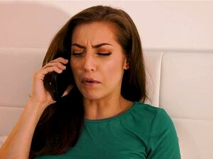 Spencer Bradley telefoniert mit einem Freund über Spencers