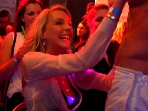 Amateur zieht an schwarzem Schwanz. Amateur zieht an schwarzem Schwanz