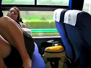 Schöne Frau masturbiert im öffentlichen Bus