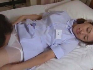 Geile japanische Hure Yuri Kashiwaga in Fabulous Nurse, Kleine Titten