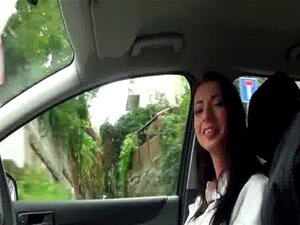 Frau gibt einen Blowjob im Auto POV
