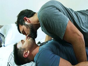 I fratellastri hanno una scena di sesso torrida a letto