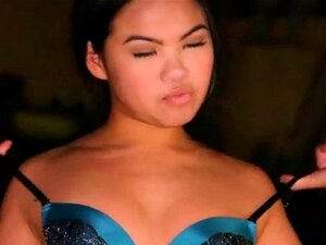 Asiatische Babe redet schmutzig und fickt in POV
