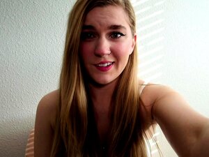 Erstes Mal Anal Amateur Blondinen Arsch geschmiert und gefingert