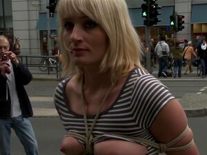 Schockiert in der Straße, wird Uma an elektrische Haftpads gefesselt