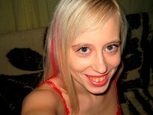 Слатка плавуша тинејџерка стимулише