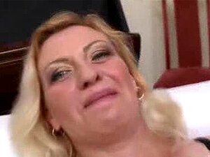 Blonde reife Babe lutscht an zwei Schwänzen