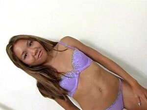 Frische Keeani Lei posiert nackt vor der Kamera. Wunderbare Keeani Lei