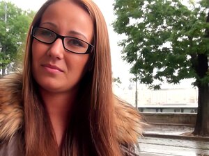 Schönes ungarisches Babe, das von einem fremden Kerl voller Geld in