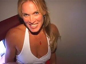 Hete MILF neemt alle cummers bareback stijl in de Gloryhole