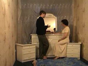 Erleben Sie die verbotene Leidenschaft eines jungen Boys und einer