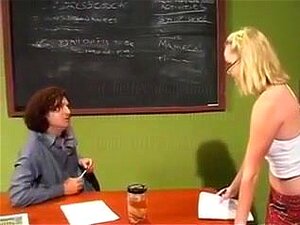 Mon professeur en chaleur me baise vraiment fort sur le bureau, Même
