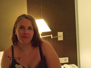 Üppige Amateurfrau, Nayara ist dabei, ihren Ehepartner zum 1. Mal zu