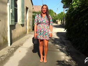 Mila, ein unglaubliches brünettes Haar, das jüngste Erfahrungen mag