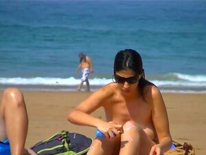 Imagens voyeur de uma mulher sem blusa tomando sol. Esposa peituda sem