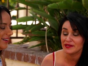 Heiße Lesben in sexy Dessous beim Knutschen. Lesbisches Scheren