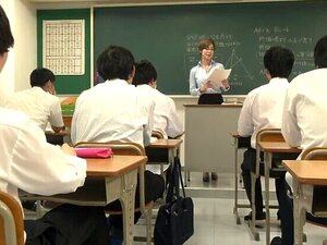 Eine verheiratete Lehrerin, die 10 Mal in einer Spermaklasse nass