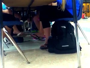 Tjejer dinglande flip flops under lunch 2,