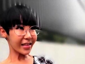 Kurzhaarige koreanische Milf