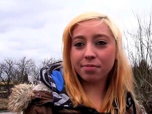 Naiivi blondi panee rahasta julkisesti