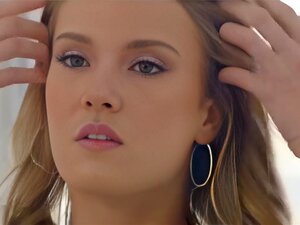 Kuriose süße Stiefschwester will schmatzen, süße polierende