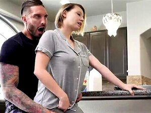 Cara May neukt stiefvader na het ontbijt