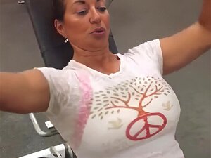Persia Monir på gymmet