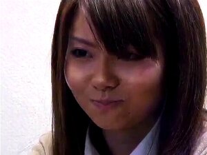 Akane Yoshinaga, une mignonne asiatique en uniforme universitaire, se