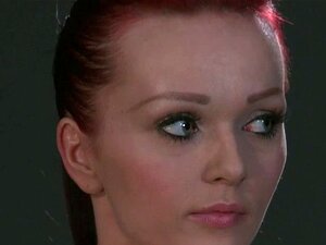 Büstenhafte gefesselte rothaarige Sklavin mit geschwungenen