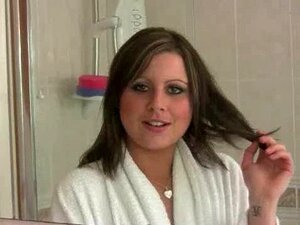 Длакави Британац у купатилу