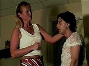 Sissy wird von Mama in die Hose geprügelt
