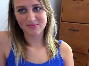 Sexy Süße Susie leckt den Schwanz seines Freundes wie einen