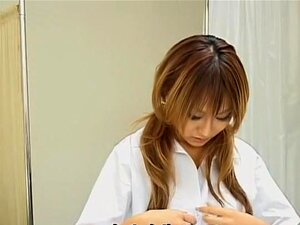 Geile japanische Süße in einem medizinischen Fetisch-Video
