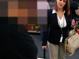 Heiße und großbusige Geschäftsfrau wird im Pfandhaus gefickt,