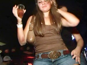 Vivez une scène de fête sauvage et humide avec de vraies