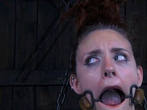 Chockerande brud in i underkastelse. Tjejen är *** med chockerande